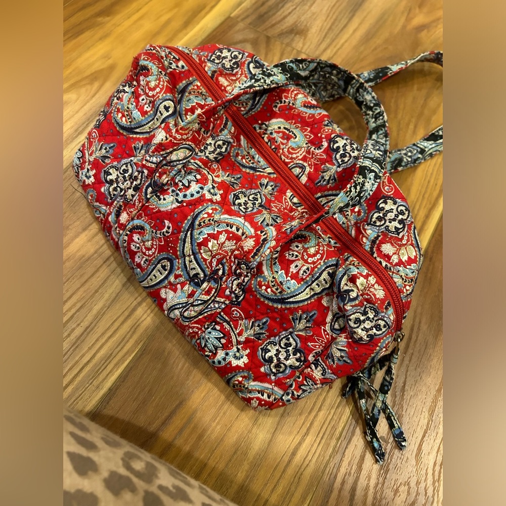 Lily waters wine bottle caddie Vibrant Red Paisley Women's Bag